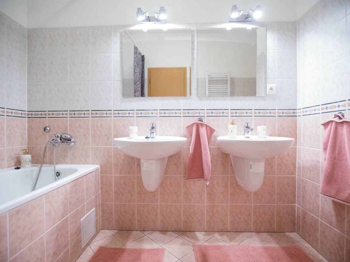 Spacious In The Old Town Of Апартаменти